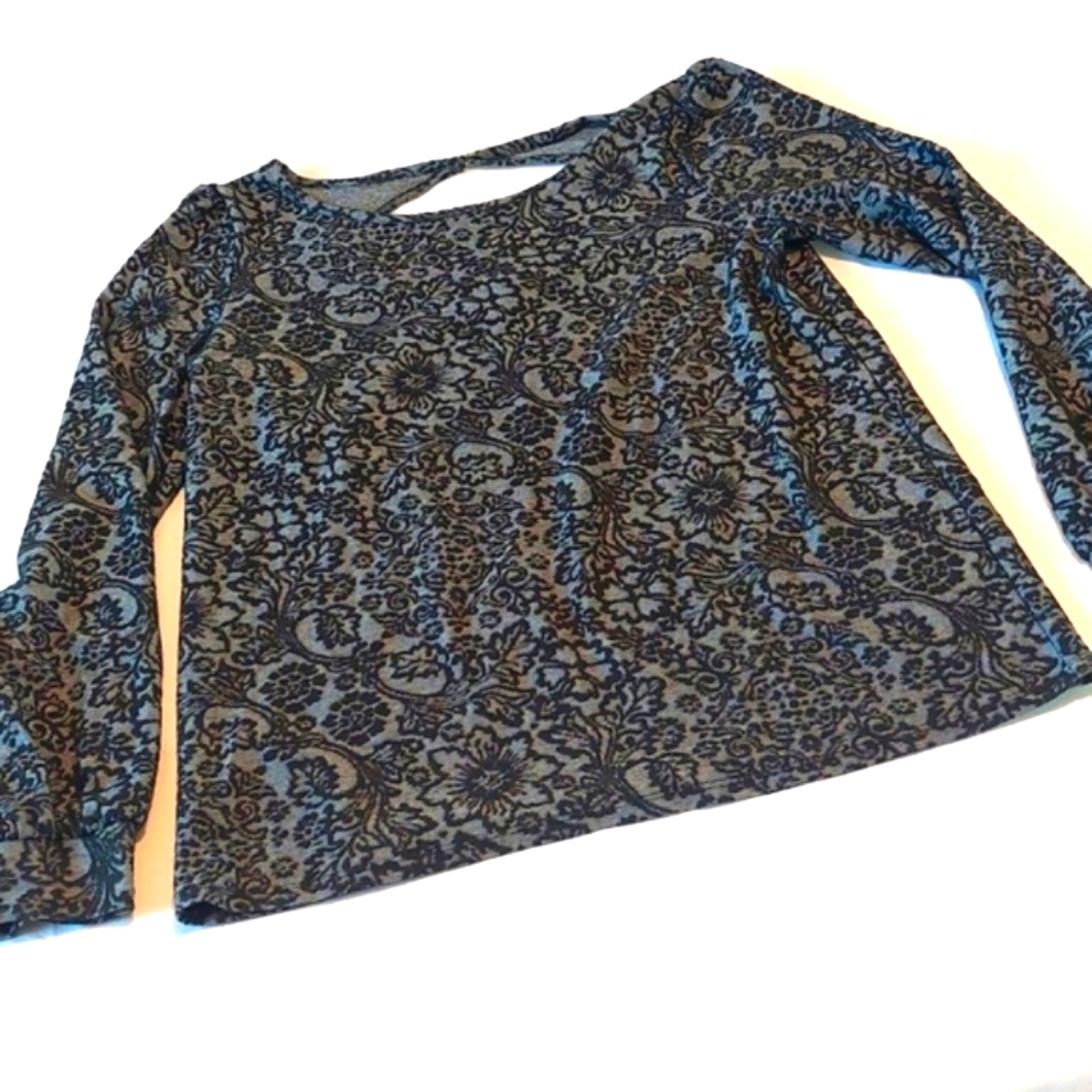 Loft Long Sleeves Gray and Black Floral. Size S  The Back is a little Opening.